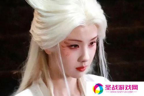 《月鳞绮纪》未播先火，鞠婧祎红衣装扮太好看，陈都灵一人分饰三角